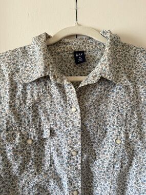 GAP Cotton Button Down Shirt Floral Pearlescent Buttons Blue Cream Cottagecore